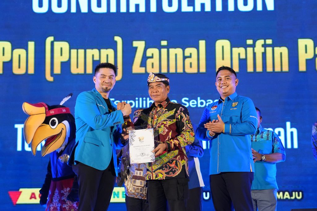Komitmen Pembangunan Pemuda, Gubernur Zainal Raih Penghargaan Indonesia Youth Award 2025