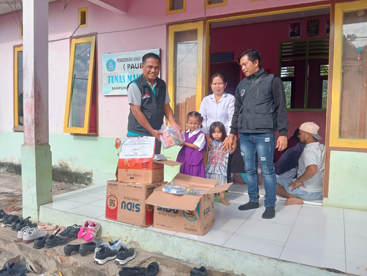 Sahabat Rostina Peduli Salurkan Bantuan Buku dan Alat Tulis ke Kampung Long Ayan