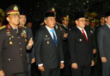 Gubernur dan Wagub Beri Penghormatan Pada Apel Kehormatan dan Renungan Suci di TMP Telabang Bangsa