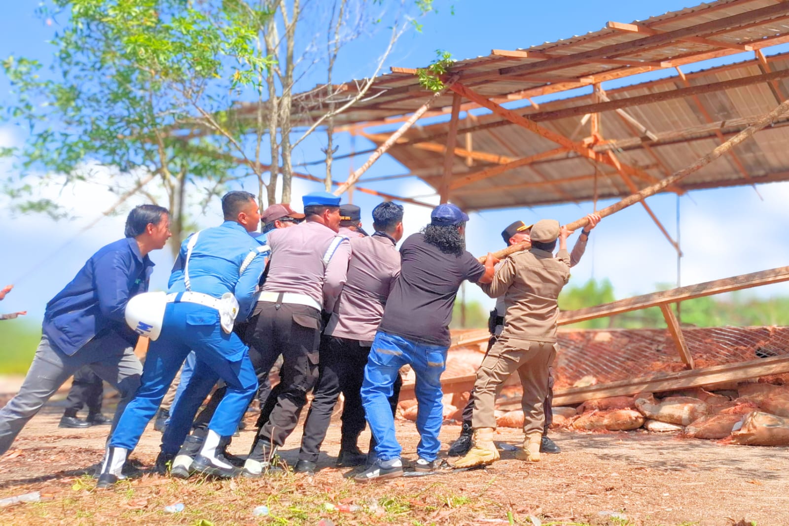 Polres Tarakan Bersama Tim Gabungan Tertibkan Arena Judi Sambung Ayam