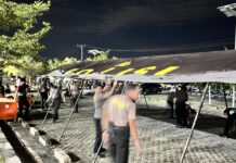 Polres Tarakan melaksanakan kegiatan Pemasangan Tenda Pasca Gempa Bumi Kota Tarakan Tarakan