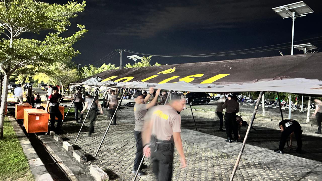 Polres Tarakan melaksanakan kegiatan Pemasangan Tenda Pasca Gempa Bumi Kota Tarakan Tarakan