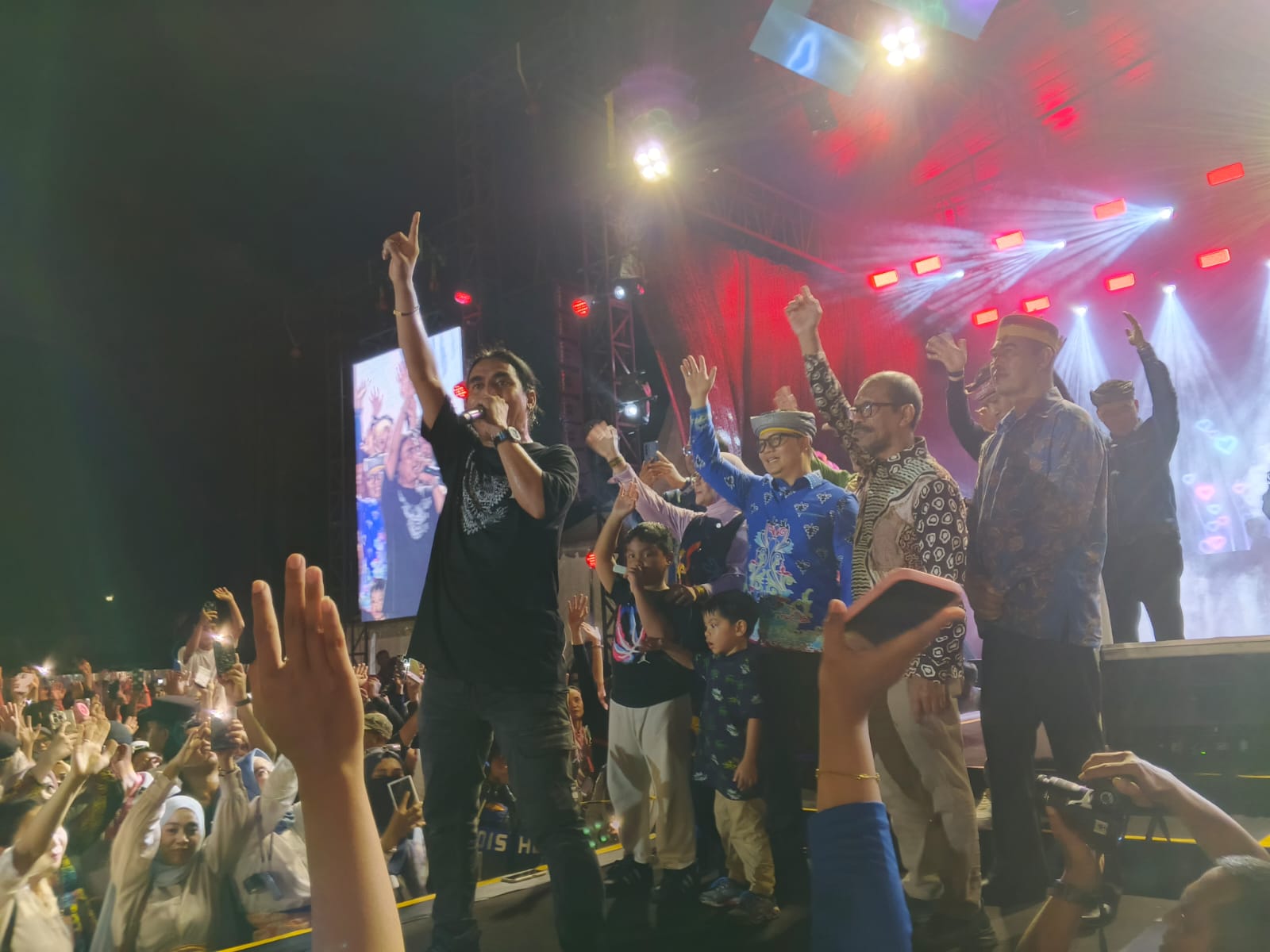 Charly van Houten Gemparkan Malam Penutupan Festival Tari Kreasi Daerah 2025